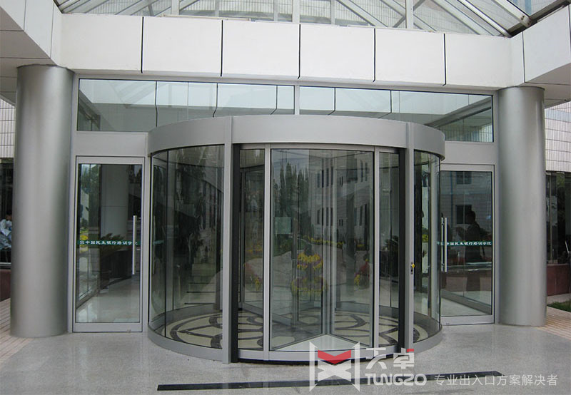 三翼<a href=https://xinghuofengchuan.com/xuanzhuan/ target=_blank class=infotextkey>自動旋轉門</a>