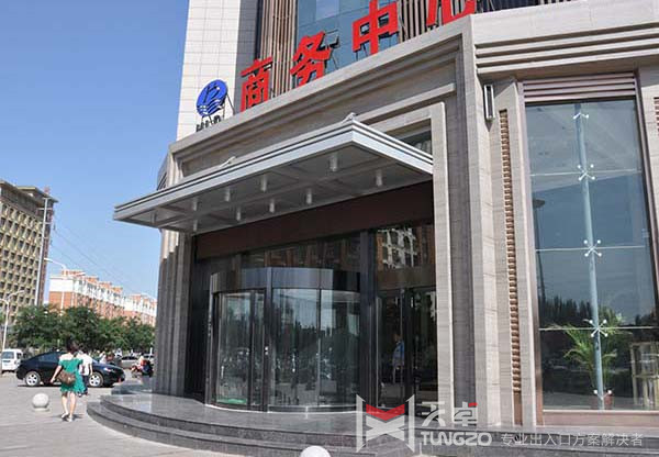 新型兩翼<a href=https://xinghuofengchuan.com/xuanzhuan/ target=_blank class=infotextkey>自動旋轉門</a>