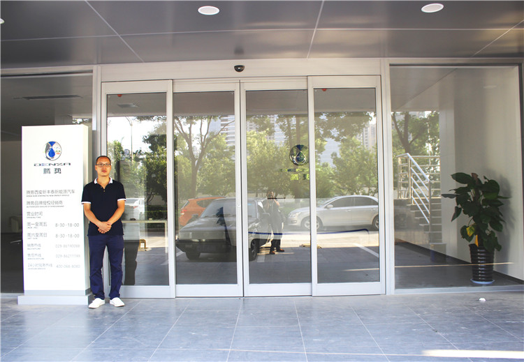 自動門維修現(xiàn)場