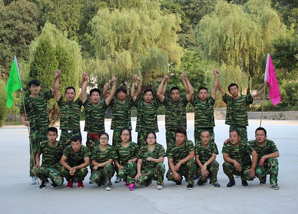 天卓自動門員工團建合影