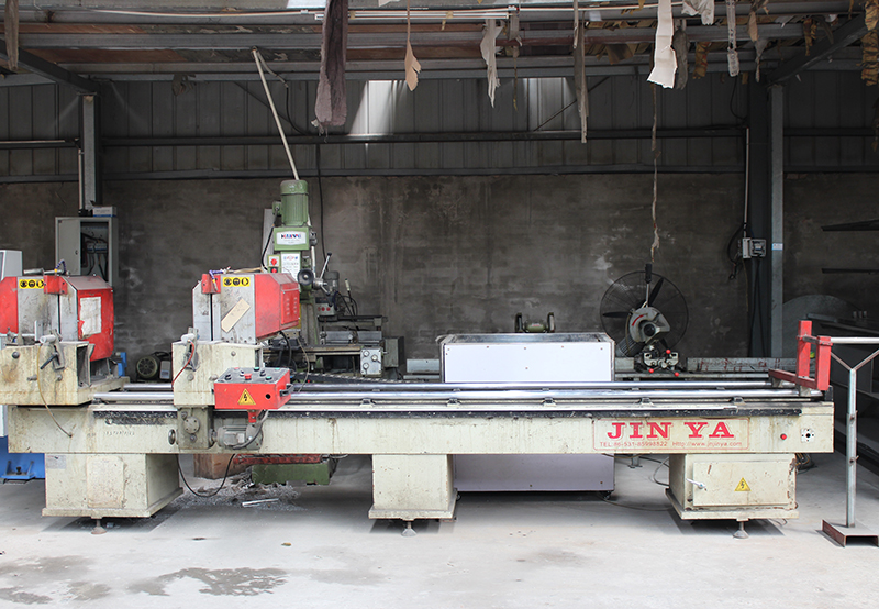 雙頭精密鋸，天卓自動門工廠設備