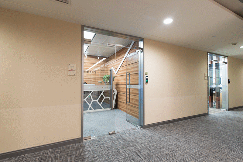 辦公室<a href=https://xinghuofengchuan.com/ditan/ target=_blank class=infotextkey>玻璃地彈門</a>