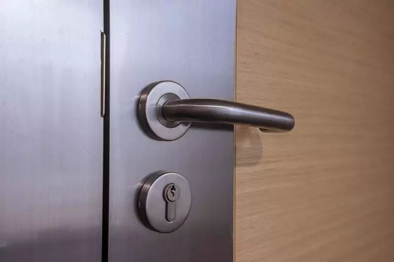 門鎖和執(zhí)手