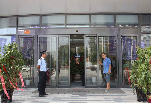 某售樓部自動門維修現(xiàn)場