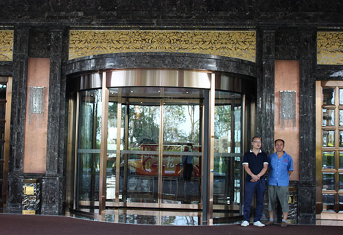 西安某商場銅門維修現(xiàn)場