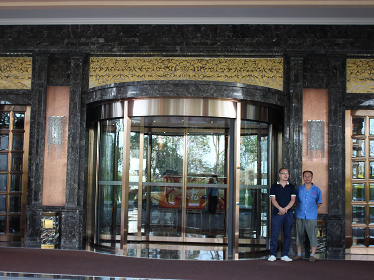 西安某商場銅門維修現場