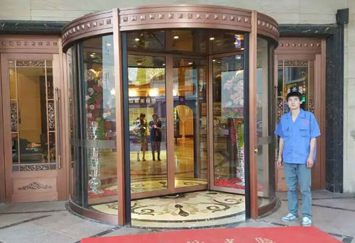 某酒店旋轉(zhuǎn)門維修現(xiàn)場