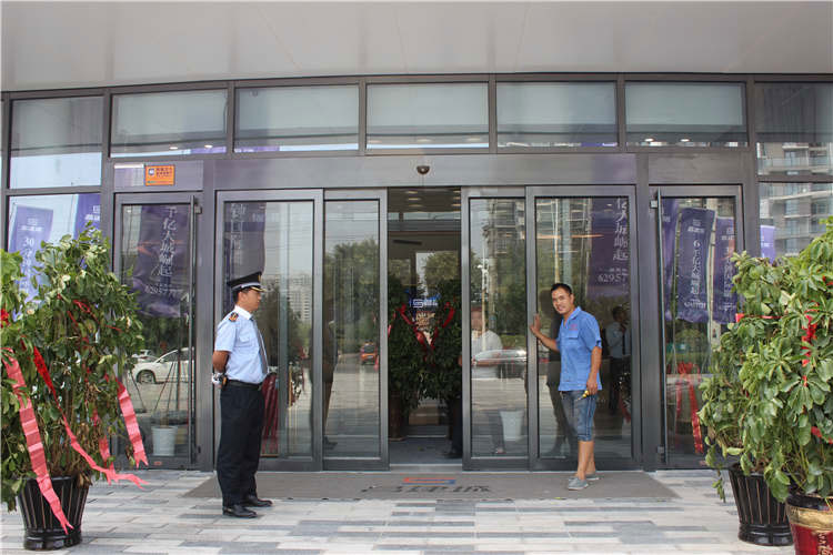 某<a href=https://xinghuofengchuan.com/fang/ target=_blank class=infotextkey>售樓部自動(dòng)門</a>維修現(xiàn)場