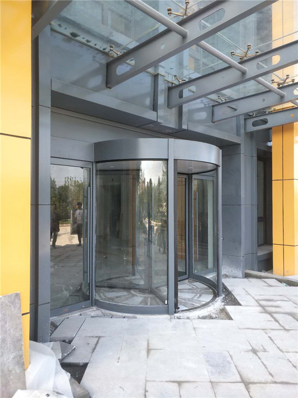 辦公大樓三翼<a href=https://xinghuofengchuan.com/xuanzhuan/ target=_blank class=infotextkey>自動(dòng)旋轉(zhuǎn)門</a>