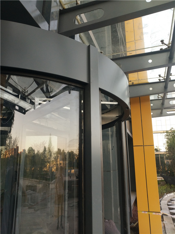 辦公大樓三翼<a href=https://xinghuofengchuan.com/xuanzhuan/ target=_blank class=infotextkey>自動(dòng)旋轉(zhuǎn)門</a>