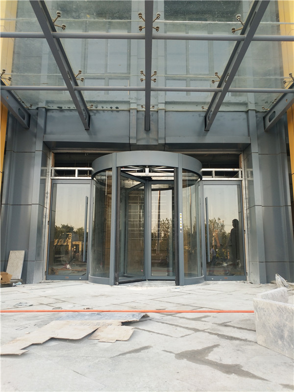 辦公大樓三翼<a href=https://xinghuofengchuan.com/xuanzhuan/ target=_blank class=infotextkey>自動(dòng)旋轉(zhuǎn)門</a>