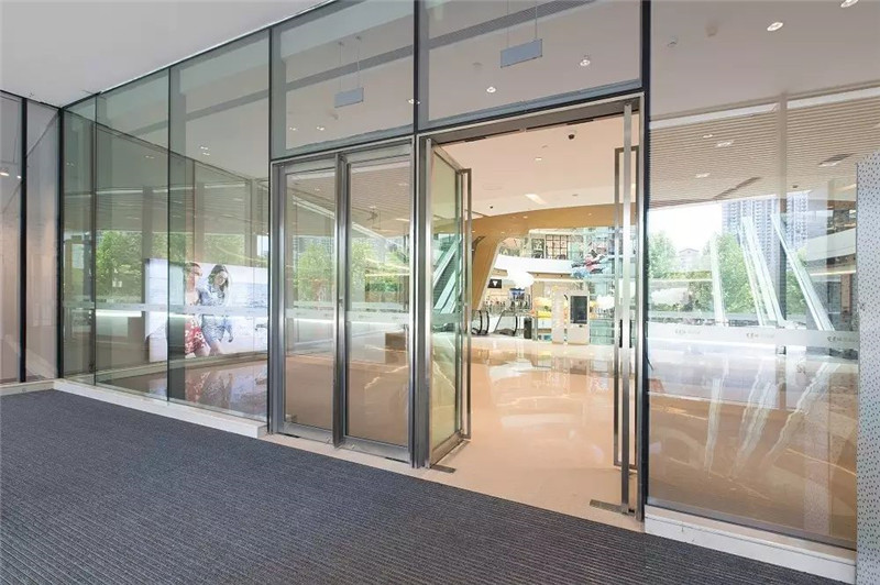 蓋澤地彈玻璃門