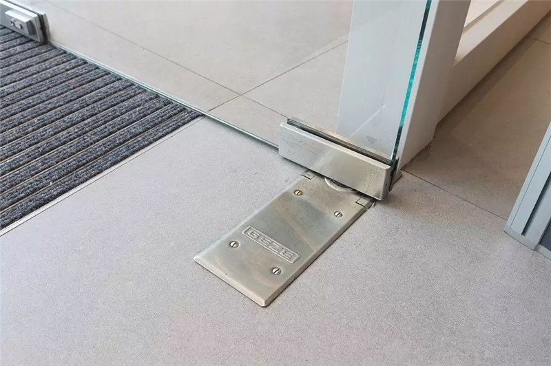 蓋澤地彈玻璃門