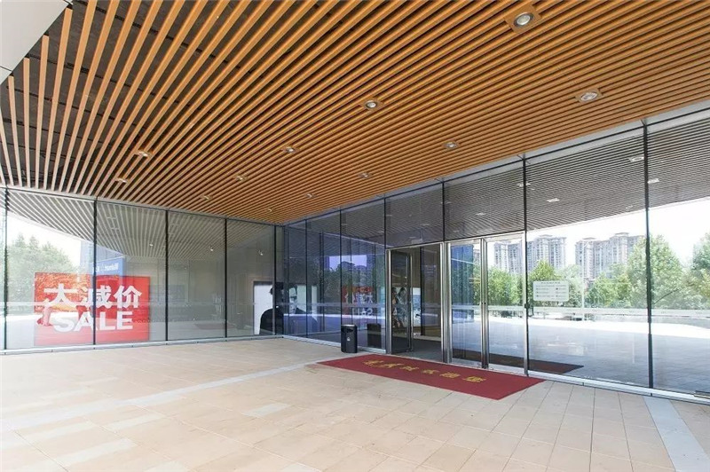 蓋澤地彈玻璃門