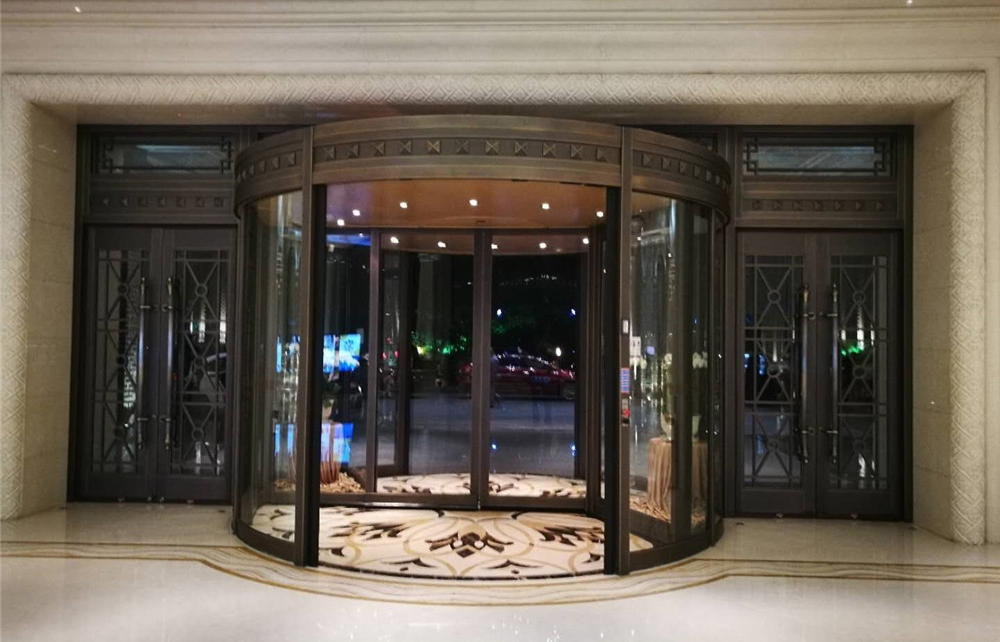 桂林大公館酒店旋轉(zhuǎn)門——松下兩翼自動旋轉(zhuǎn)門