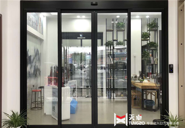 西安商場店鋪為什么都安裝玻璃自動感應(yīng)門，有什么的好處