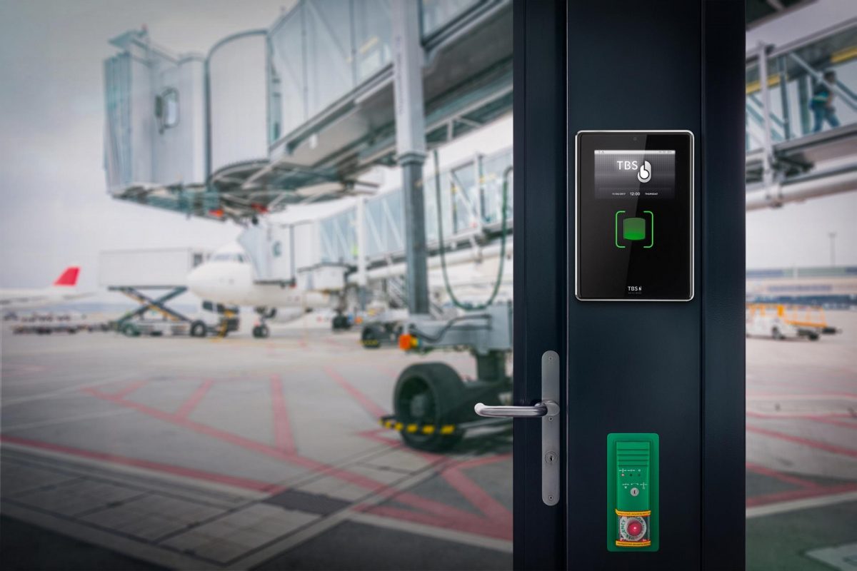 自動門和門禁系統(tǒng)如何幫助機場降低成本、降低風(fēng)險和提高效率？