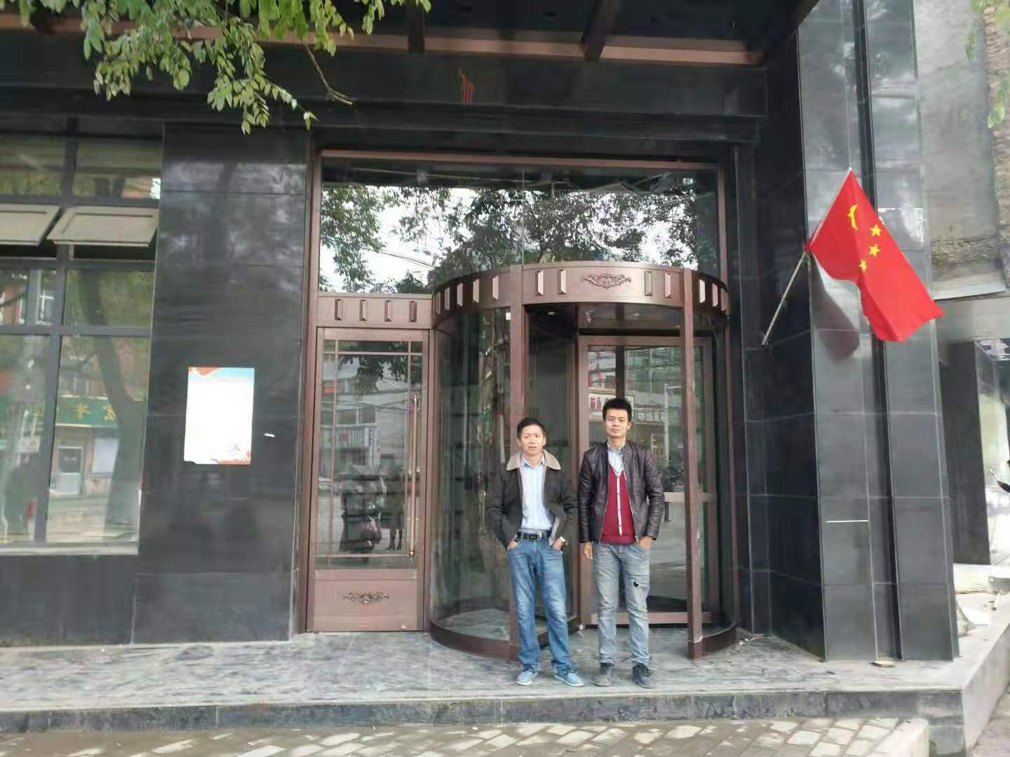 西安天卓旋轉門門體的材料及表面處理