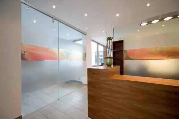 感應自動門黑科技,磁懸浮智能感應門新品上市,更方便、更安全!凝聚多項先進功能集智能化、數字化、安全防護一體!西安天卓磁懸浮智能感應平移門面世!磁懸浮驅動技術顛覆了傳統皮帶驅動技術,具有靜音、安全等多項優點。