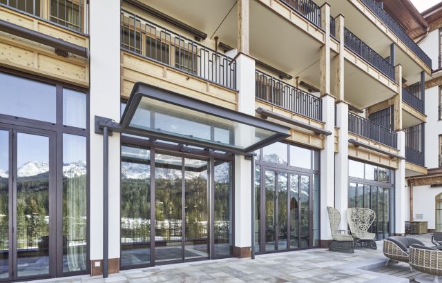 ???????蓋澤Slimdrive SL NT自動平移門應用于酒店前庭