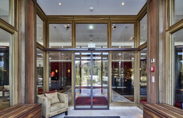 蓋澤Slimdrive SL NT自動平移門應用于酒店前庭