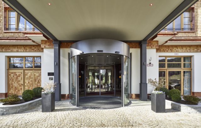 蓋澤Slimdrive SCR弧形自動平移門應用于酒店入口