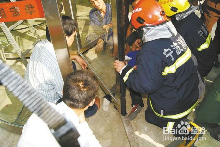 為什么自動(dòng)感應(yīng)門或者<a href=https://xinghuofengchuan.com/xuanzhuan/ target=_blank class=infotextkey>自動(dòng)旋轉(zhuǎn)門</a>會(huì)傷人？自動(dòng)門注意事項(xiàng)