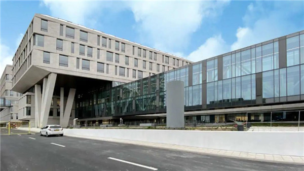 哥本哈根瑞斯國王醫院自動門，讓病人、家屬和醫護人員無接觸通行