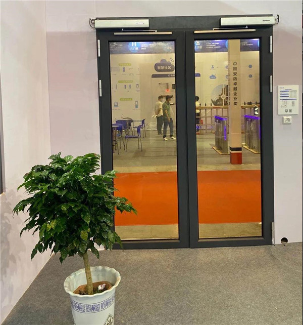 松下<a href=https://xinghuofengchuan.com/pingkai/ target=_blank class=infotextkey>平開自動門</a>