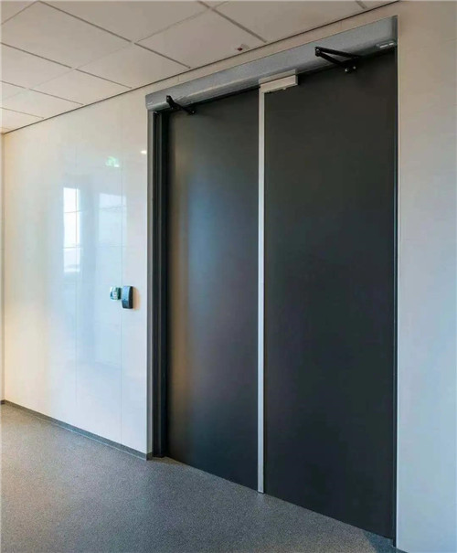 多瑪凱拔防火自動平開門機，兼具自動感應開門和防火閉門功能