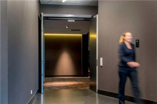 多瑪凱拔防火自動平開門機，兼具自動感應開門和防火閉門功能