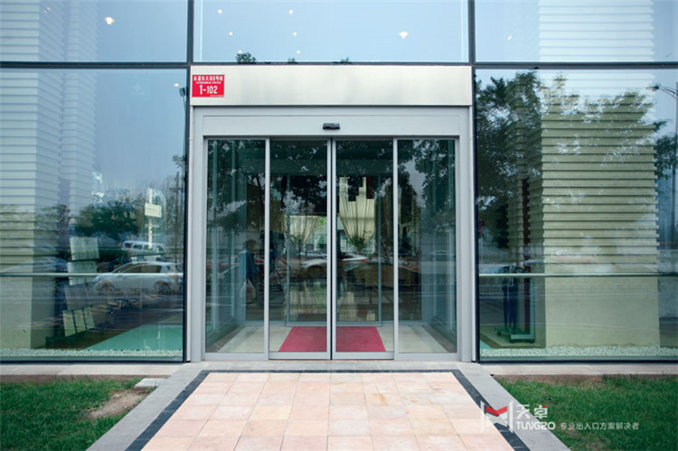 多瑪凱拔自動平移門，承重更大、防脫軌設計、噪音更小，壽命更長