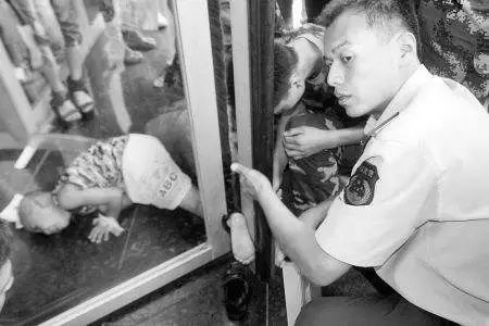 西安天卓<a href=https://xinghuofengchuan.com/xuanzhuan/ target=_blank class=infotextkey>自動旋轉門</a>