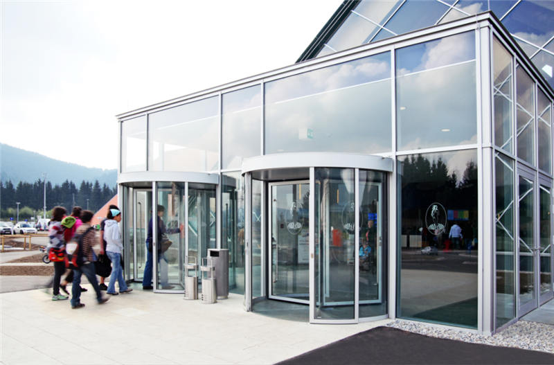 西安恒溫浴場的玻璃幕墻旋轉門美學