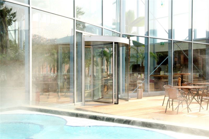 西安恒溫浴場的玻璃幕墻旋轉門美學