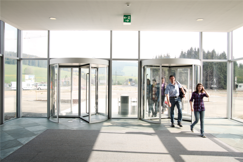 西安恒溫浴場的玻璃幕墻旋轉門美學