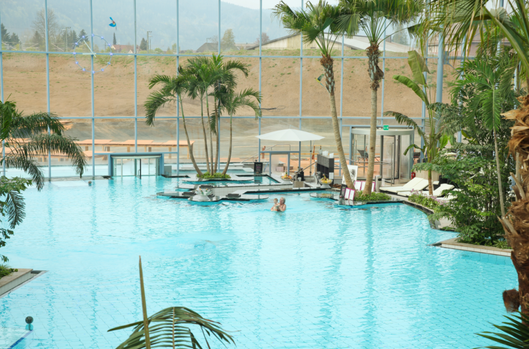 西安恒溫浴場的玻璃幕墻旋轉門美學，陪伴你的夏日玩水之旅