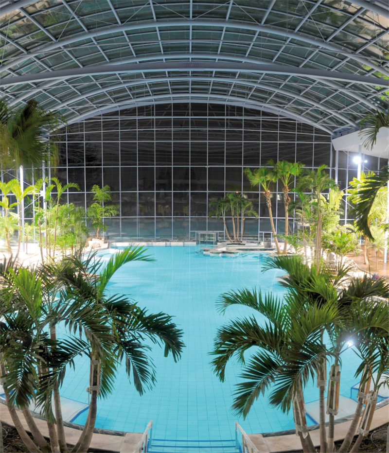 西安恒溫浴場的玻璃幕墻旋轉門美學