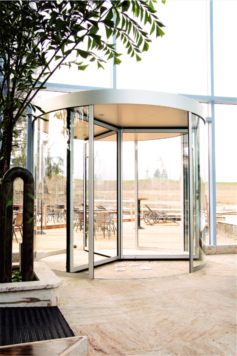 西安恒溫浴場的玻璃幕墻旋轉門美學