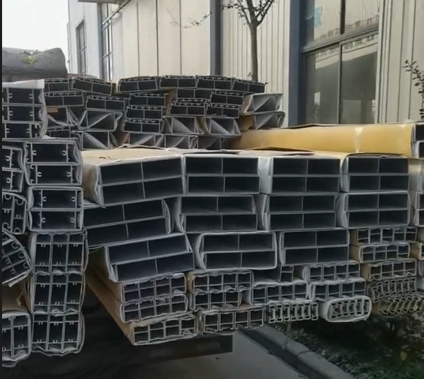 這輛車上裝載的是天卓自動門的型材